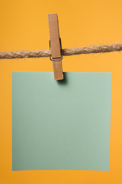 Prázdné papírové bankovky visí na laně s oblečení piny, kopírovat prostor  - Fotografie, Obrázek