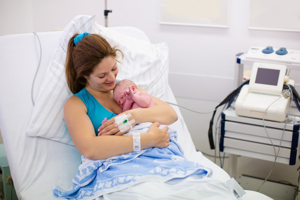 Jovem mãe dando à luz a um bebê
 - Foto, Imagem