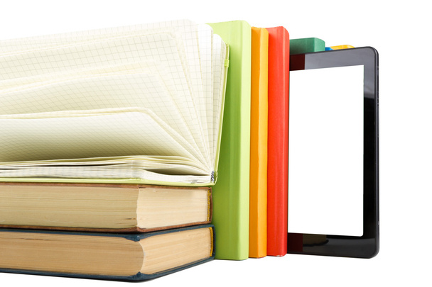 Stack di libri colorati e lettore di libri elettronici. Ritorno a scuola
 - Foto, immagini