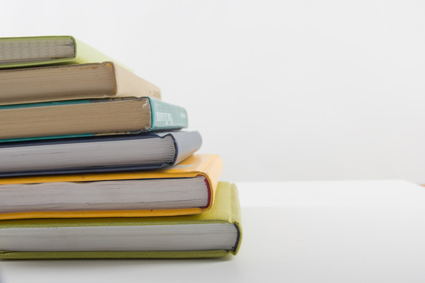 Μια στοίβα από πολύχρωμα βιβλία, ανοιχτό βιβλίο. Επιστροφή στο σχολείο - Φωτογραφία, εικόνα