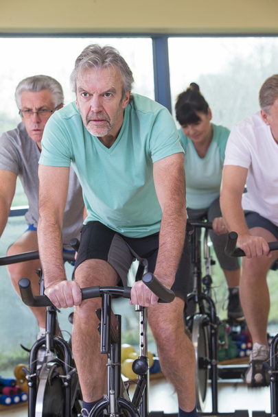 Groupe de personnes âgées utilisant des vélos de spinning
 - Photo, image