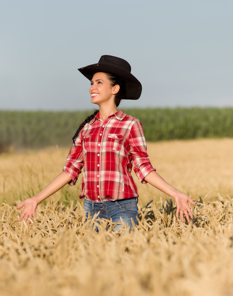 dziewczyna z kowbojski kapelusz w polu pszenicy - Zdjęcie, obraz