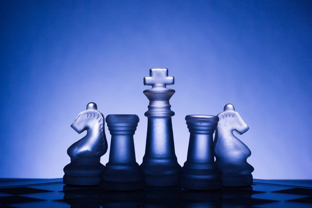 Σκάκι πρόσωπο με πρόσωπο, πρώτο βήμα. Αντίγραφο χώρο για κείμενο - Φωτογραφία, εικόνα