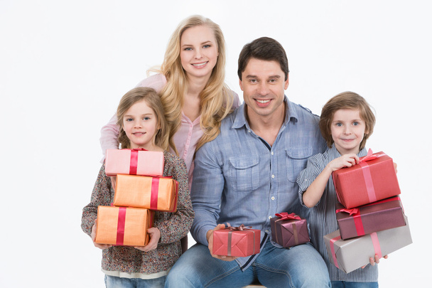 Happy family gives gifts - Foto, Imagen
