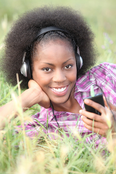 Woman listening to music outside - Foto, Imagen