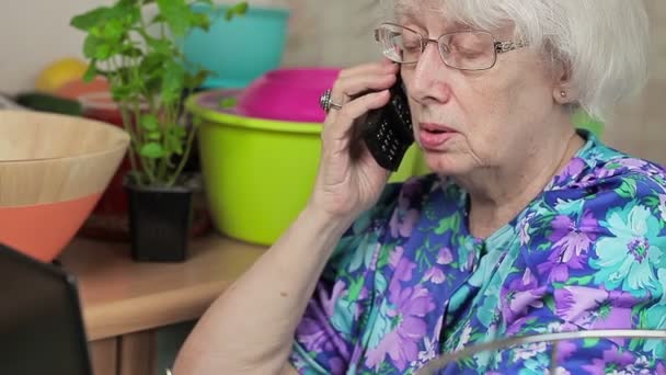 Oudere dame praten op de mobiele telefoon - Video