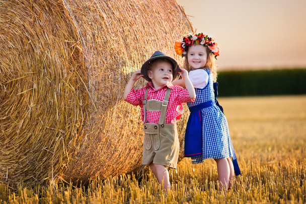 Dzieci gry w polu pszenicy w Niemczech - Zdjęcie, obraz