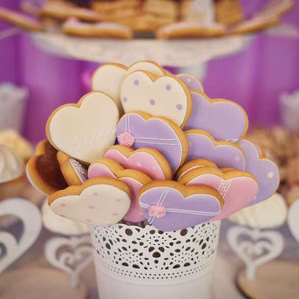 desszert táblázat egy párt. torta Ombre, cupcakes, édesség és f - Fotó, kép