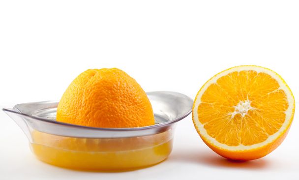 Orange mit Saftpresse. - Foto, Bild