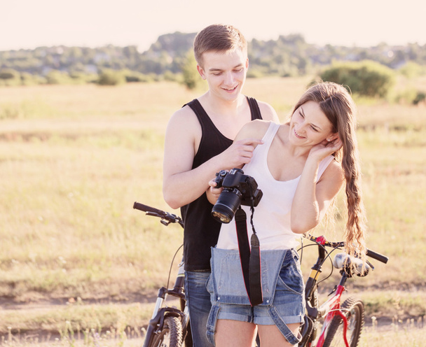 счастливая пара с камерой на открытом воздухе
 - Фото, изображение