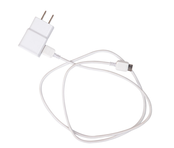 Adapter oplader met USB-kabel isoleren op wit (uitknippad) - Foto, afbeelding