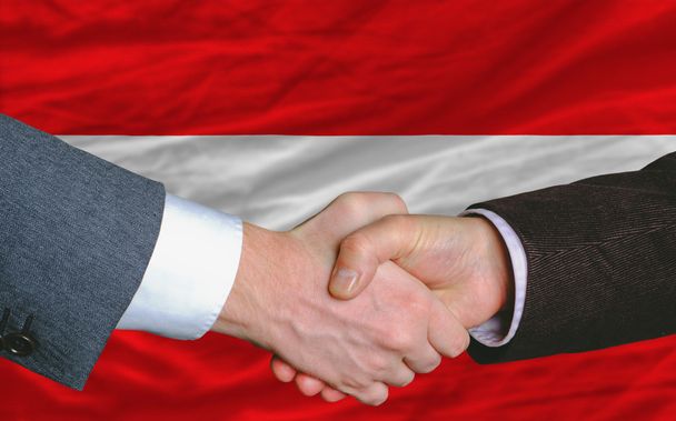üzletemberek kézfogás után jó üzlet előtt Ausztria zászló - Fotó, kép