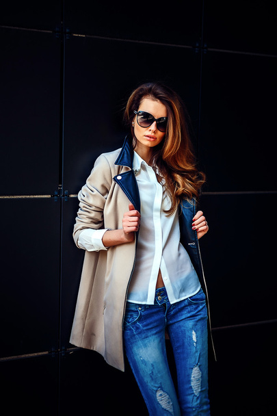 girl in a beige coat and blue jeans - Zdjęcie, obraz
