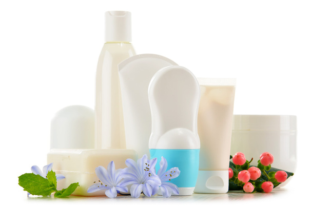 Composición con recipientes de productos de belleza y cuidado corporal
 - Foto, Imagen