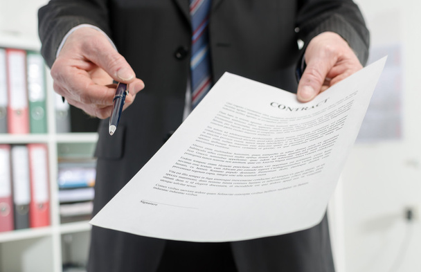 Businessman submitting a contract - Foto, imagen