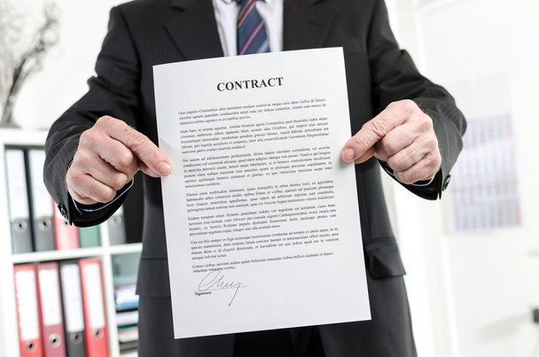 бизнесмен, имеющий контракт - Фото, изображение
