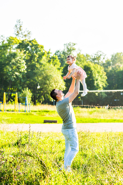 dziecko dziewczynka spaceru w parku lato z ojcem - Zdjęcie, obraz