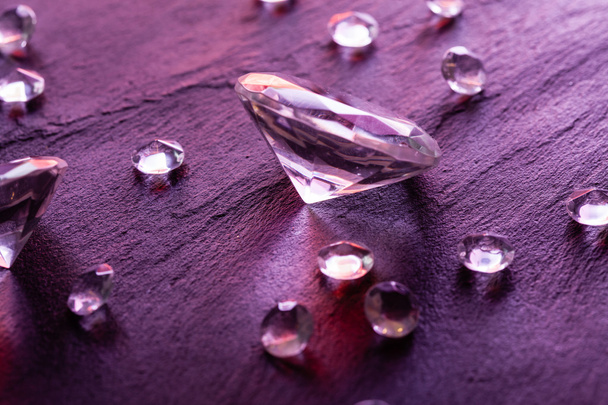 Different diamonds on purple background - Foto, Bild