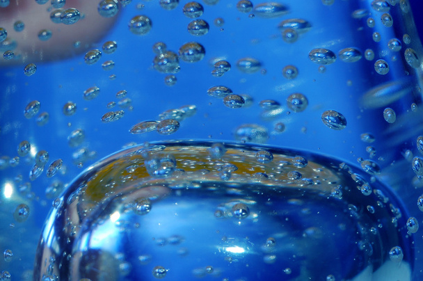 Água azul com bolhas
 - Foto, Imagem