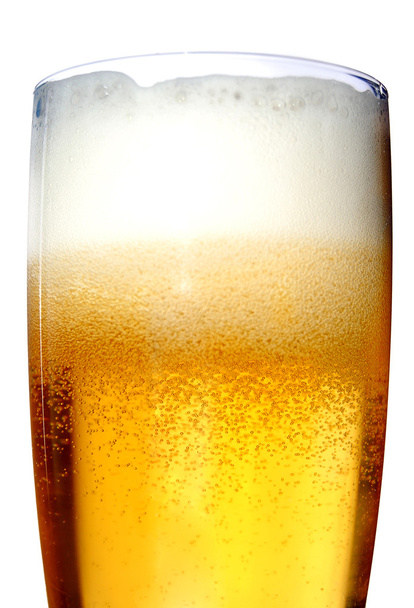 Vaso de cerveza en primer plano con espuma
 - Foto, imagen