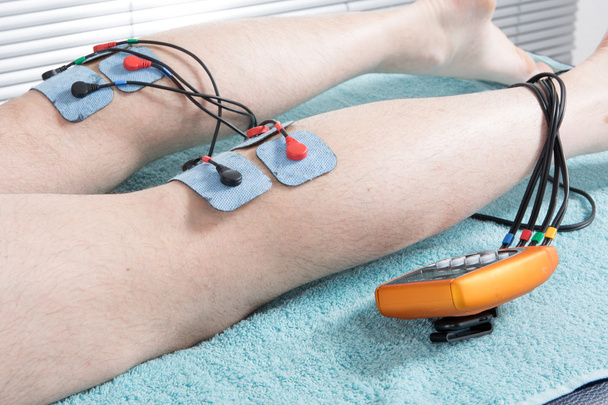 Člověk dostává elektrickou masáží nohou svaly v lázních - Fotografie, Obrázek
