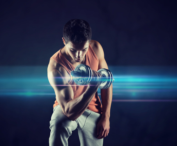 fiatal férfi súlyzó bicepsz hajlításhoz - Fotó, kép
