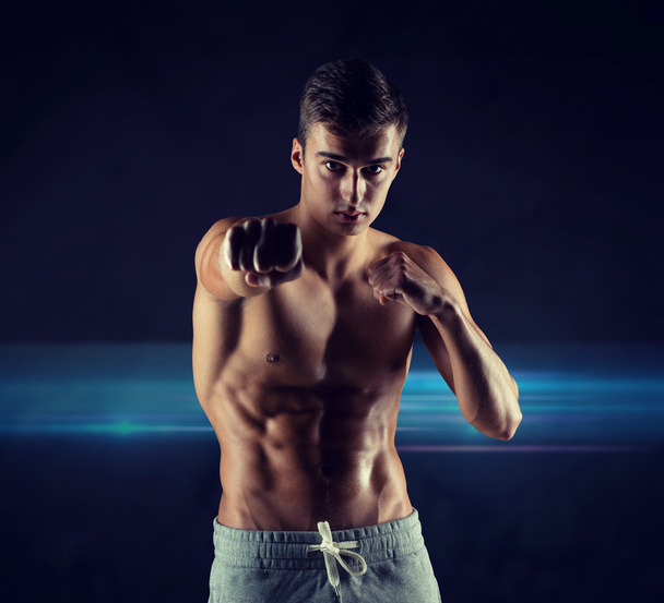 Nuori mies taistelevat tai nyrkkeily asema
 - Valokuva, kuva