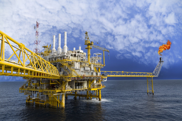Нефтегазовая платформа или Строительная платформа в заливе или море, Производственный процесс для нефтегазовой промышленности
 - Фото, изображение