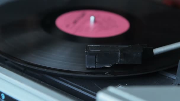 Record vinyl op draaitafel in vintage kleurtoon - Video