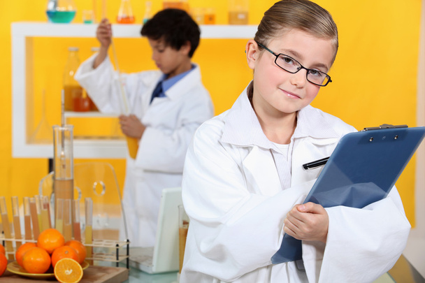 Niños haciendo actividades científicas
 - Foto, imagen