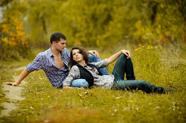 Portrait of a couple in love in autumn background - Φωτογραφία, εικόνα