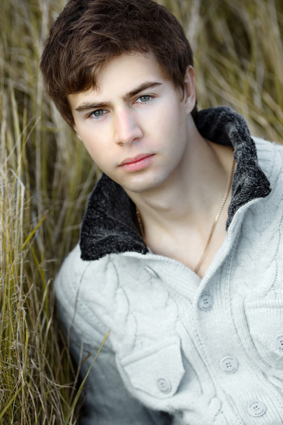 Portrait of a young handsome man in a sweater - Foto, Bild