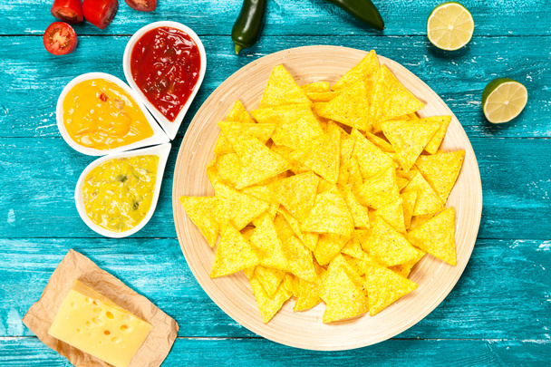 Placa de nachos com diferentes mergulhos
 - Foto, Imagem