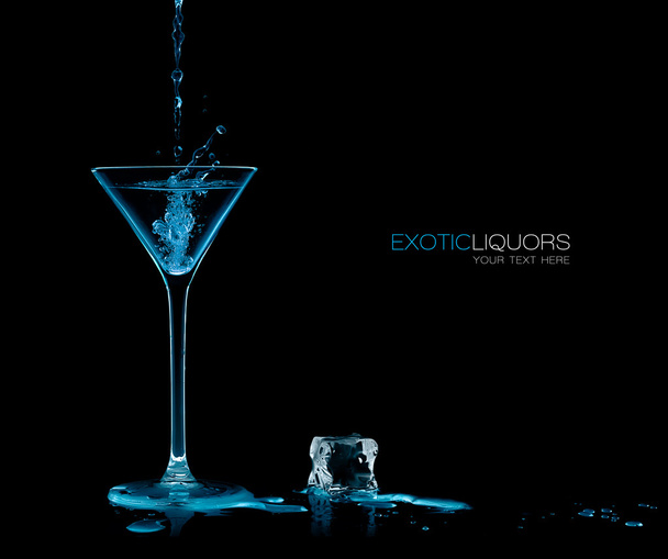 Ποτήρι κοκτέιλ με μπλε αλκοολούχο ποτό πιτσίλισμα. Πρότυπο σχεδίασης - Φωτογραφία, εικόνα