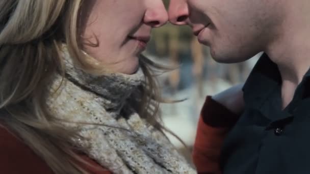 Para zakochanych w lesie zimą - Materiał filmowy, wideo
