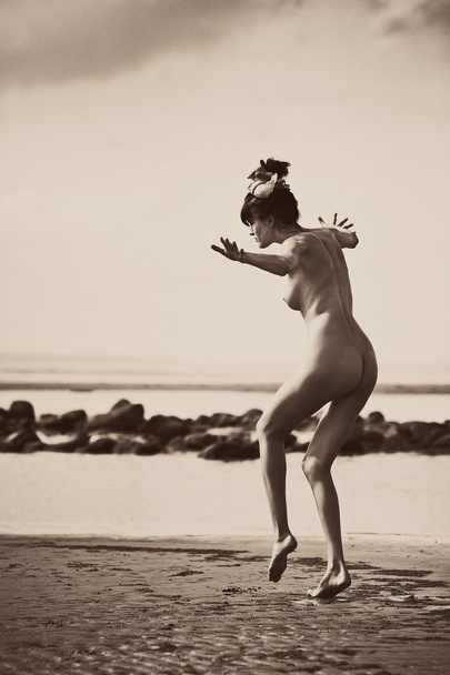 Young naked girl dancing on the beach - Foto, Bild