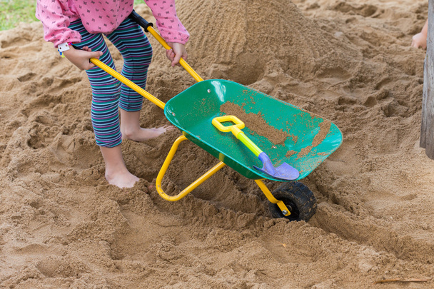 juguetes de niño para jugar arena disfrutar en el patio de recreo
 - Foto, Imagen
