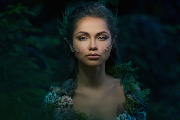 Donna elfo in una foresta magica
 - Foto, immagini