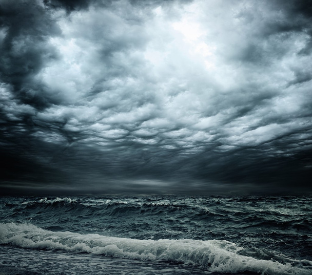 Cielo tormentoso sobre un océano
 - Foto, imagen