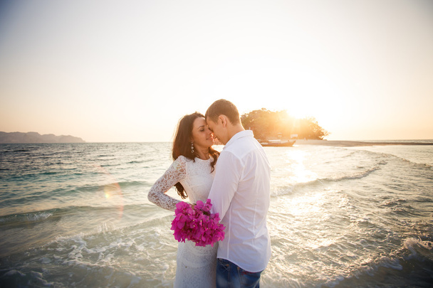 sposa e sposo abbraccio a sputo al sorgere del sole
 - Foto, immagini