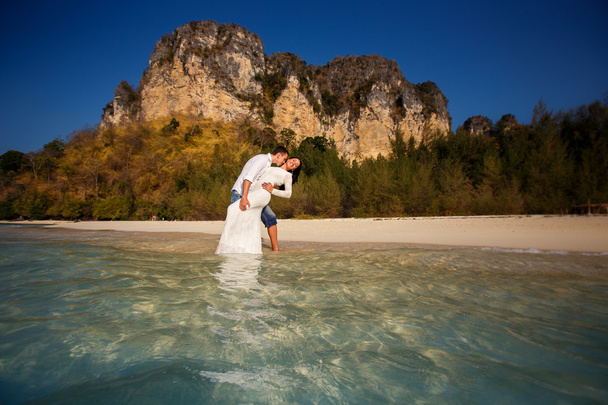 γαμπρός κατέχει νύφη στην αγκαλιά - Φωτογραφία, εικόνα