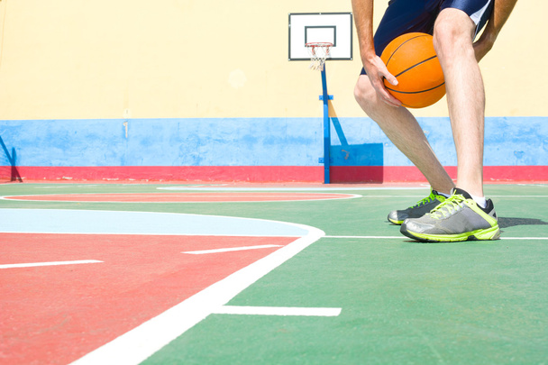 young man with a basketball - Fotografie, Obrázek