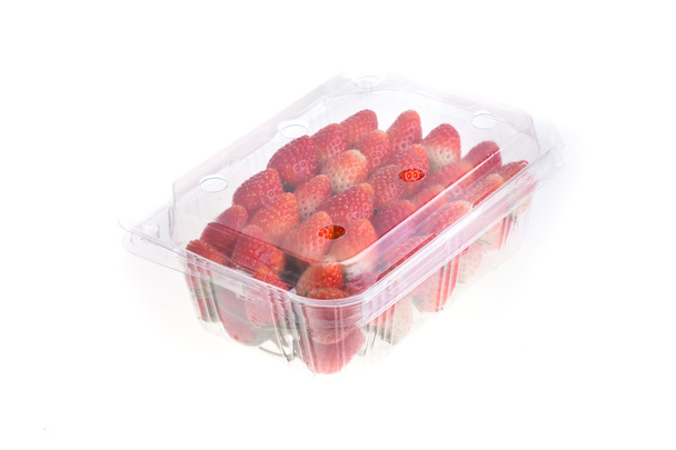 Rode rijpe aardbeien in plastic doos van verpakking, geïsoleerd - Foto, afbeelding