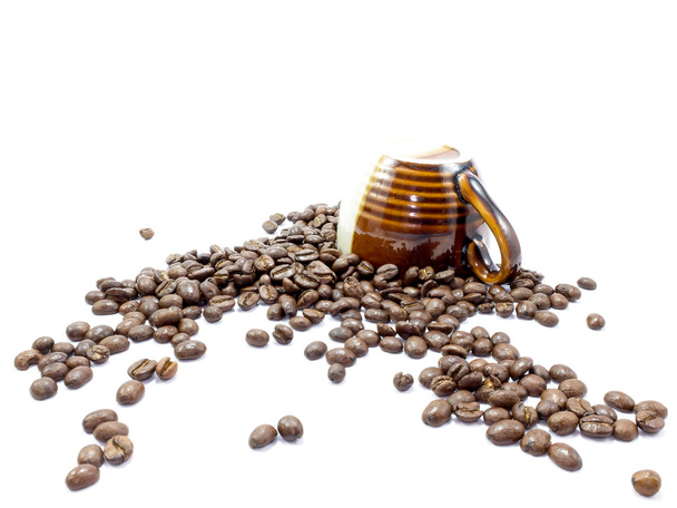 grains de café pique sur fond blanc avec deux tons tasse isolée
 - Photo, image