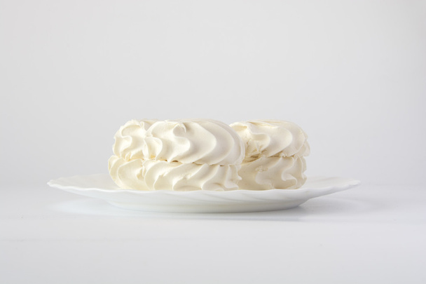 Vanilla marshmallows on a white dish - Фото, зображення