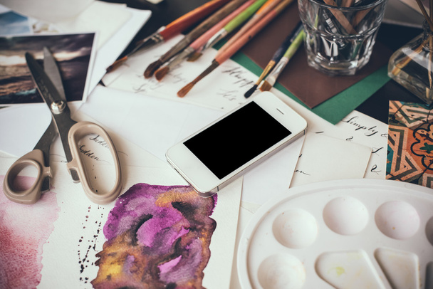 Smartphone sur une table dans le studio de l'artiste
 - Photo, image