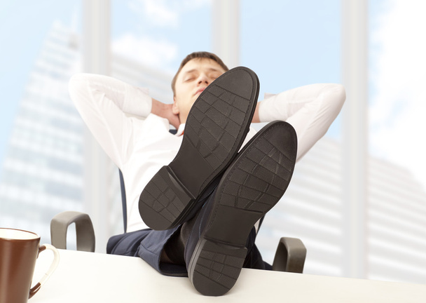 Бизнесмен спит в офисе
 - Фото, изображение