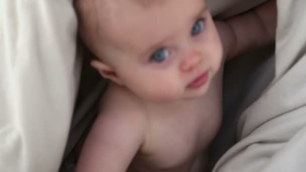Baby girl getting ready to fall asleep - Imágenes, Vídeo