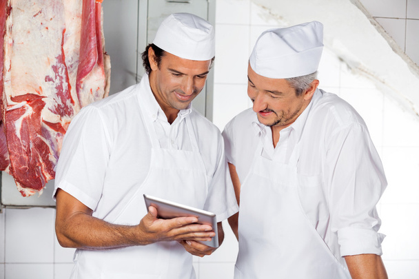 Butchers Using Digital Tablet In Butchery - Foto, Bild