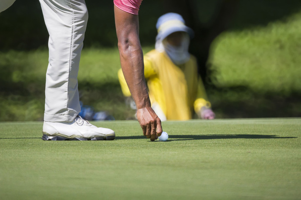 Golfista označí jeho pozici míč na zelené  - Fotografie, Obrázek